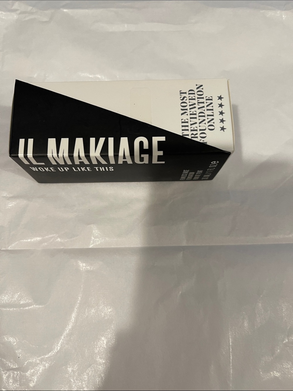 IL MAKIAGE Black & White Diagonal Logo Box wake up like this foundation